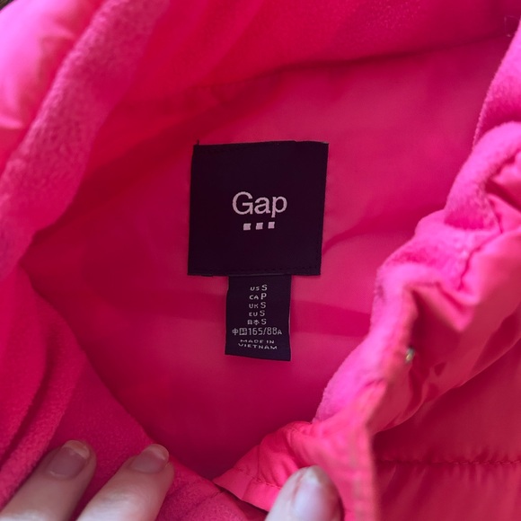 GAP Vibrant Pink Puffer Vest size Small New without tags never worn - Picture 5 of 5